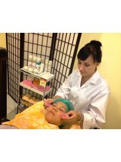 Natural Facelift Massage Silicon Cupping with Mask - Suankwangtung Clinic