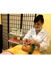 Facial Massage with Acupressure - Suankwangtung Clinic