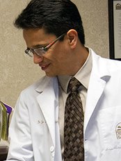 Juan Arellano Bariatric - Dr. Arellano with patient 