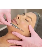 Dermaplaning + Vitamin & collagen serums LED Light Therapy Facial - Kiss Kiss Aesthetics