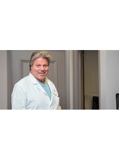 Dr Ronald Levine - Surgeon at Toronto Cosmetic Clinic