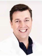 Dr Timo Bartels -  at Hanse Aesthetic