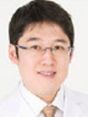 Dr Takaji Nakatsuji - Practice Director at Hiroshima Clinic