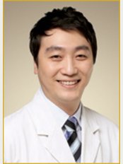 Lafa Medical Group - Dr Hu Jung Woo is determined to offer the best for his clients by putting their needs first and working towards achieving them.