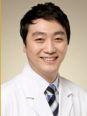 Lafa Medical Group - Dr Hu Jung Woo is determined to offer the best for his clients by putting their needs first and working towards achieving them. 