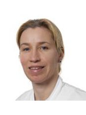 Dr Thea van Loenen - Surgeon at VandenBroecke Kliniek