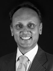 Dr Ashwin Chunilal - Surgeon at Ormiston Plastic And Cosmetic Surgery Clinic