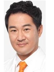 Dr YooSeok Chung - Surgeon at The Line Plastic Surgical Clinic