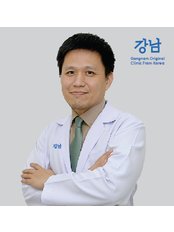 Dr Kasemsak Payungthanasap -  at Gangnam Clinic