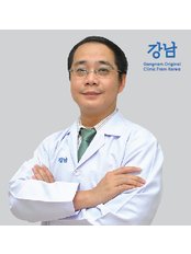 Dr Prasert Punpomthada -  at Gangnam Clinic