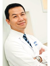 Dr Suthipong Treeratana - Surgeon at Rattinan Clinic