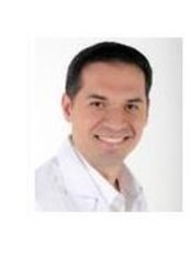 Dr Cristian Herrera - Dentist at Loaiza and Meneses - Clínica de Especialidades Dentales