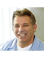 Dr Péter Magos - Dentist at Kreativ Dental Klinik - Kreativdental24 Dentista · Klinika