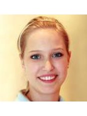 Julia Ulrich -  at Dr. Charles A. Smith, Praxis für Fortschrittliche Ästhetische Zahnheilkunde