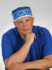 Dr. Arkadiusz Makowiecki - Mundchirurg - DENTAL Care & IMPLANT Center