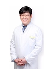 Oaks Dental Clinic - The founder and head doctor of The Oaks Dental Clinic, Dr. Bae 