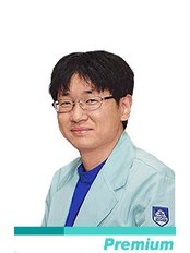 Mr Uohee Lee - Dentist at Seoul Top Dental Hospital