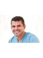 Dr Jorge Santillan Pizarro - Dentist at Clinica Dental La Plaza