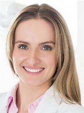 Emily Jonhson - Dentist at Jose Clinic