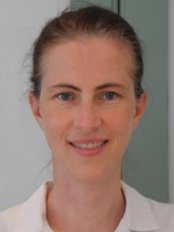 Dr Yvonna Szyszko - Oral Surgeon at Ravenscourt Dental Practice