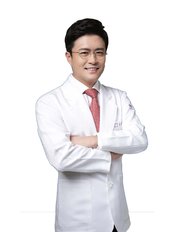 Dr Hwang Yong Seok - Surgeon at Evie Clinic & Spa