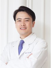 Dr Chang Geun-Uck -  at Hanabi Clinic