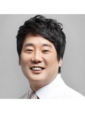 Dr Sungjoo Kim - Surgeon at Kim's Eye Hospital
