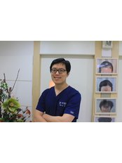 Dr Seunghyun Kim - Surgeon at Dream Hairline Surgery