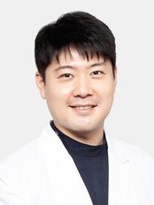 Dr Hyung-seok Kim - Surgeon at Maxwell Hair Clinic