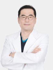 Dr Jong-hoon Pyo - Surgeon at Maxwell Hair Clinic