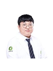 Mr Yun Kang-Khyu - Doctor at Moaman Hair Transplant Clinic