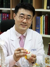 Ideal Wellness Chiropractic Center in Itaewon Seoul - Dr Hwan Tak (William) Choi